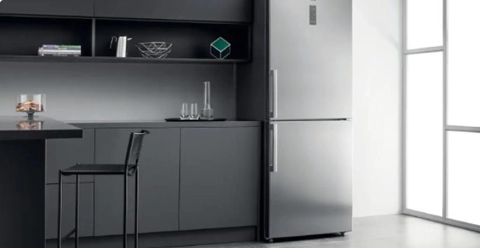 Frigorífico Combinado (frio + congelador em baixo)