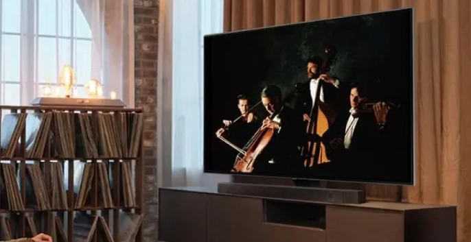 Sobre um móvel (junto à TV)